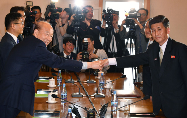 The two Koreas hold Red Cross talks on Friday at the Kumgangsan resort in North Korea. Park Kyung-seo (left), head of the Korean Red Cross headed the South Korean delegation, while Pak Yong-il (right), vice chairman of the Committee for the Peaceful Reunification of the Country (second from left), led the North Korean team. (JointPress Corps)