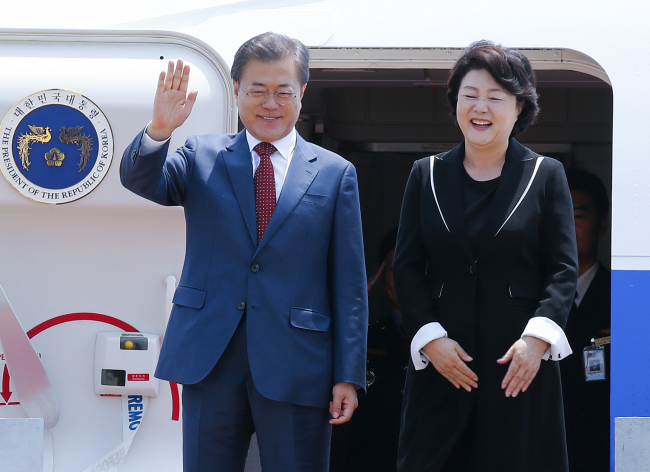President Moon Jae-in (left) and First Lady Kim Jung-sook arrive at an airport in Seoul on Sunday after a three-day visit to Russia. (Yonhap)