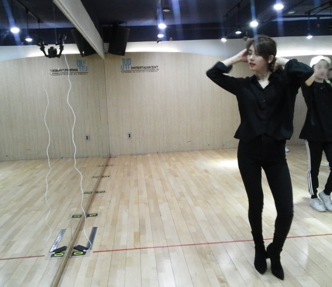 Suzy sports an all-black outfit in a dance practice session.(Suzy’s Twitter account)