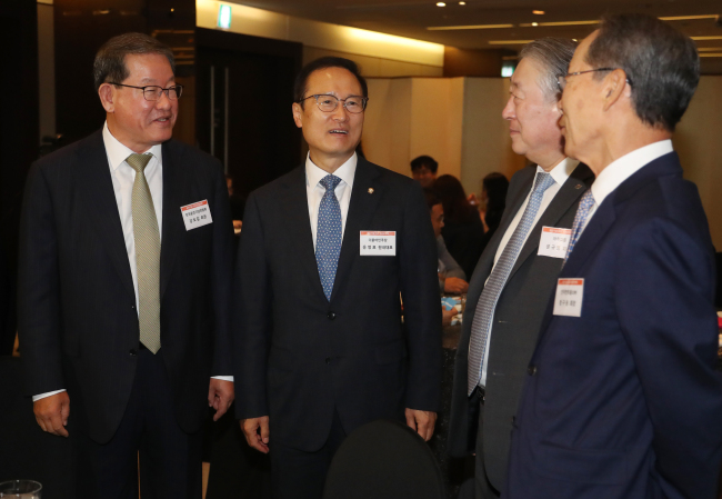This photo, taken June 27, shows Hong Young-pyo (2nd from left), the floor leader of the ruling Democratic Party, meeting with CEOs of local midsized companies. (Yonhap)