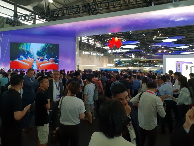 Visitors at Huawei's booth at the MWC in Shanghai on Wednesday. (By Song Su-hyun /The Korea Herald)