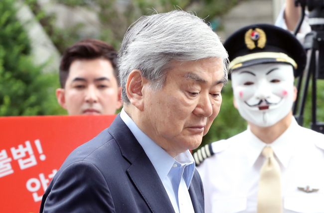 Cho Yang-ho, Chairman of Hanjin Group, arrives at the Seoul Southern District Prosecutors` Office on Thursday. (Yonhap)