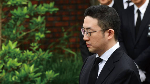 LG Electronics Vice President Koo Kwang-mo pays respect to his late adopted father, LG Group Chairman Koo Bon-moo, during a funeral ceremony at Seoul National University Hospital Funeral Home in Seoul on Tuesday, May 22. (Yonhap)