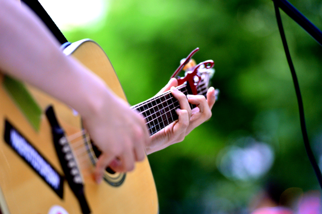 A busker at Hongdae of Seoul (Park Hyun-koo/The Korea Herald)