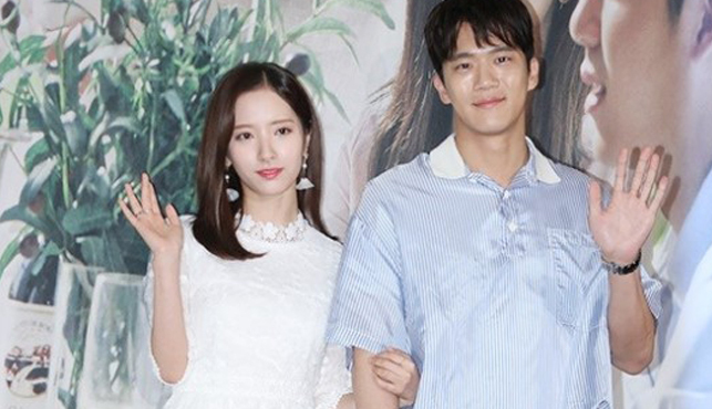 Bona of WJSN (keft) and actor Ha Seok-jin pose for photos at Conrad Seoul in Yeouido, western Seoul on Monday afternoon. (Herald DB)