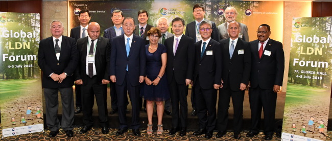 Participants on Thursday pose for a photograph at the Global Land Degradation Neutrality Forum held at Koreana Hotel in central Seoul. Korea Forest Service Minister Kim Jae-hyun (first row, third from right) stands with key members including Monique Barbut (first row, fourth from left), executive secretary of the United Nations Convention to Combat Desertification, and Ban Ki-moon (front row, third from left), president and chair of the Global Green Growth Institute. (Korea Forest Service)