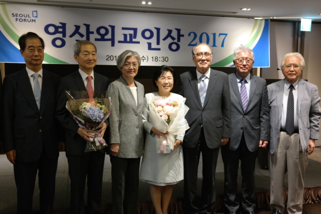 CICI President Choi Jung-wha (center) poses with Foreign Minister Kang Kyung-wha (third from left), Seoul Forum Chairman Lee Hong-ku (third from right) and Ahn Ho-young, former South Korean ambassador to the US, at the Yeongsan Diplomat Award ceremony held Wednesday. (CICI)