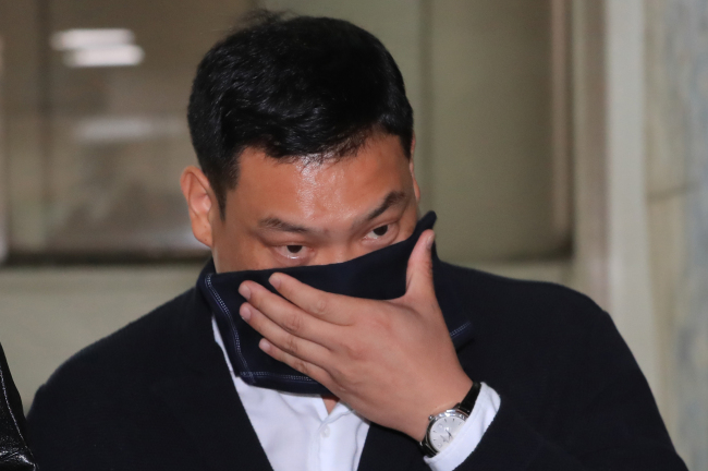 Lee Chan-oh leaves the Seoul Central District Court after the first trial on June 15. (Yonhap)