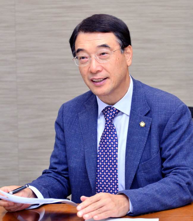 Moon Yong-ho, partner and leader of Shin & Kim's legal representation team for Cosmax. (Park Hyun-koo/The Korea Herald)