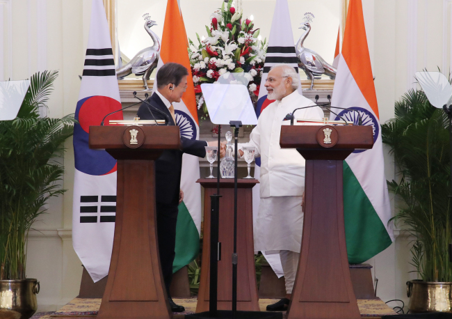 President Moon Jae-in and Indian Prime Minister Narendra Modi shake hands at the joint press event in New Delhi on Tuesday. (Yonhap)