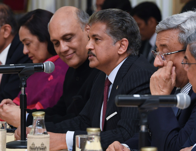 Anand Mahindra (second right), chairman of Mahindra Group, speaks during a meeting with South Korean President Moon Jae-in, Indian Prime Minister Narendra Modi alongwith Korea and Indian business leaders in India on Tuesday. (Yonhap)