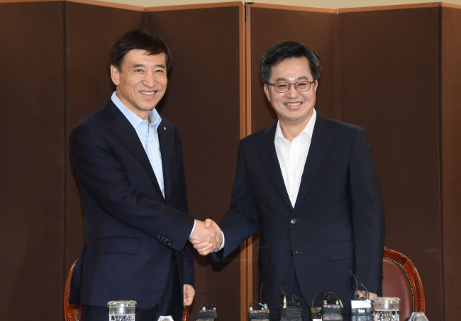 Deputy Prime Minister Kim Dong-yeon (right) on Monday meets with Bank of Korea Gov. Lee Ju-yeol at the centra bank building to exchange views on the downside risks concerning the economy. (Ministry of Strategy and Finance)