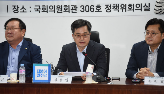Deputy Prime Minister and Finance Minister Kim Dong-yeon (center) on Tuesday speaks in a government-ruling party meeting at the National Assembly, calling for expanded financial support for low-income households. (Ministry of Strategy and Finance)