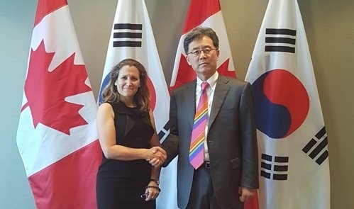 South Korean Trade Minister Kim Hyun-chong (right) shakes hands with Canadian Foreign Minister Chrystia Freeland during their meeting in Ottawa, Canada, on July 19, 2018, in this photo provided by the Korean ministry. (Yonhap)
