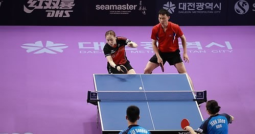 Yoo Eun-chong of South Korea (top left) and Choe Il of North Korea compete against Lee Sang-su (bottom left) and Jeon Ji-hee of South Korea in the mixed doubles round of 16 match at the International Table Tennis Federation (ITTF) World Tour Platinum Korea Open at Chungmu Sports Arena in Daejeon, 160 kilometers south of Seoul, on July 19, 2018. (Yonhap)