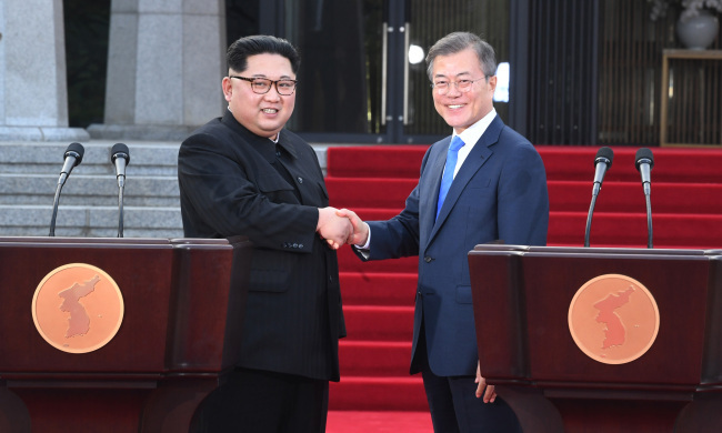 North Korean leader Kim Jong-un (left) and his South Korean counterpart Moon Jae-in (right). (Yonhap)