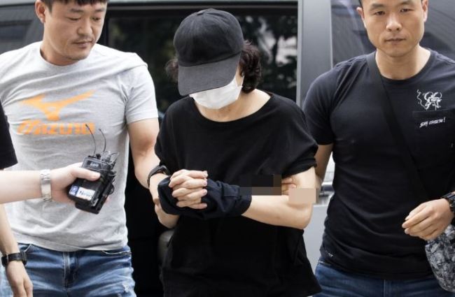 The suspect enters the Seoul Southern District Court Friday morning. (Yonhap)