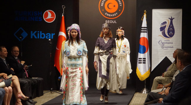 Student models display clothing that show Turkish designs at a fashion show at Hotel Shilla in Seoul on Thursday. (Kim Soo-ah/The Korea Post)