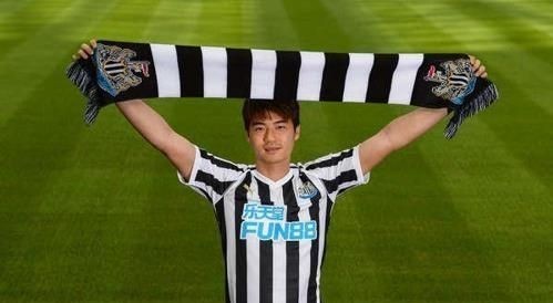 In this photo captured from Newcastle United's website, South Korean midfielder Ki Sung-yueng poses in the kit of his new Premier League club after signing a two-year deal with them on June 29, 2018. (Yonhap)