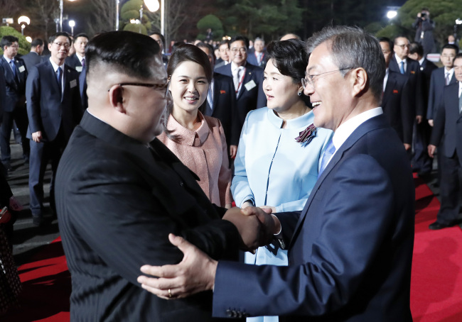 North Korean leader Kim Jong-un (left) and South Korean President Moon Jae-in at the inter-Korean summit in April. (Yonhap)