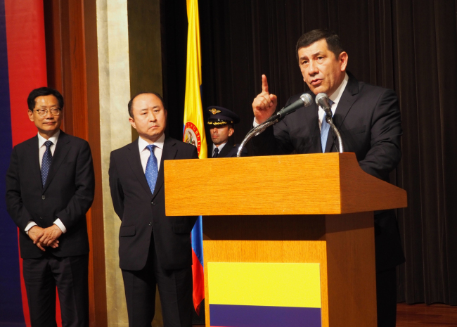 Colombian Ambassador to Korea Juan Pablo Rodriguez Barragan (right) speaks at the National Day reception at Lotte Hotel on Thursday. (Joel Lee/The Korea Herald)