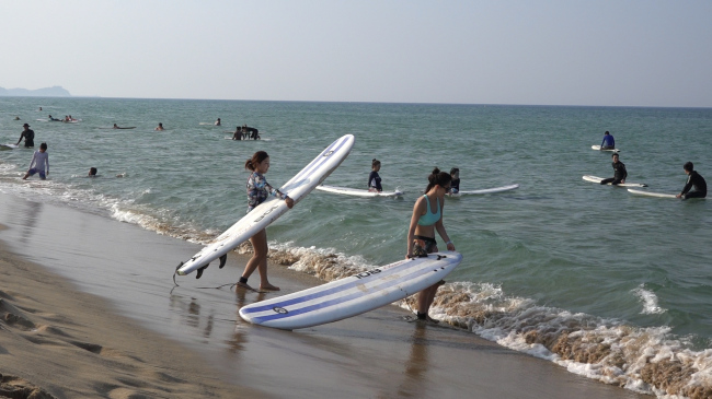 Surfers crowd Surfyy Beach in Yangyang, Gangwon Province. (Lim Jeong-yeo/The Korea Herald)
