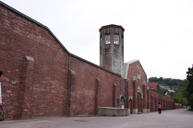 A wall and watchtower at the entrace (Seodaemun Prison History Hall)