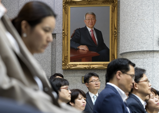 A portrait (framed) of Yang Sung-tae, the former Supreme Court chief justice, is hung on the wall of one of the rooms at the Supreme Court of Korea in southern Seoul. Yang is currently suspected of using the National Court Administration to influence judicial outcomes in line with the now-ousted Presdient Park Geun-hye and her administration`s political agenda(Yonhap).