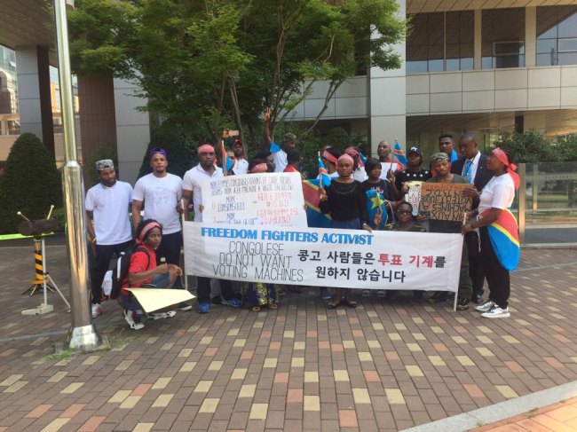 Men and women from the Democratic Republic of Congo, many of whom are in Korea as asylum seekers, protest Miru Systems at Pangyo Techno Valley in Pangyo, Gyeonggi Province, on July 16. (Claire Lee/The Korea Herald)