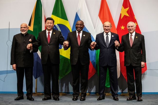 (From left to right) India's Prime Minister Narendra Modi, China's President Xi Jinping, South Africa's President Cyril Ramaphosa, Russia's President Vladimir Putin and Brazil's President Michel Temer pose for a group picture during the 10th BRICS (acronym for the grouping of the world's leading emerging economies, namely Brazil, Russia, India, China and South Africa) summit on July 26, 2018 at the Sandton Convention Centre in Johannesburg, South Africa. (AFP/Yonhap)