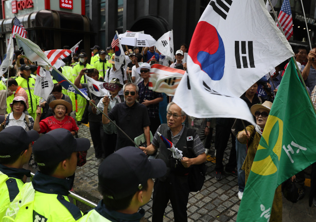 Citizens hold a rally in front of the special counsel’s office on Monday. (Yonhap)
