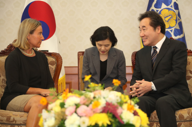 The European Union’s Foreign Affairs Chief Federica Mogherini (left) and South Korea`s Prime Minister Lee Nak-yon (right) (Yonhap)