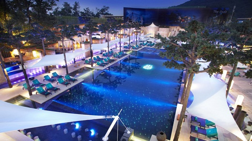 Poolside at the resort-style hotel Banyan Tree Club and Spa Seoul (Yonhap)