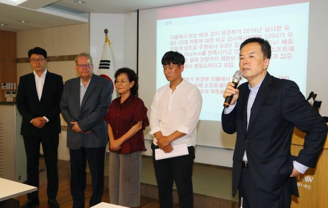 Lawyer Ha Jong-sun (first right) speaks during press conference on Thursday in southern Seoul, urging authorities to conduct expansive tests on BMW cars. (Yonhap)