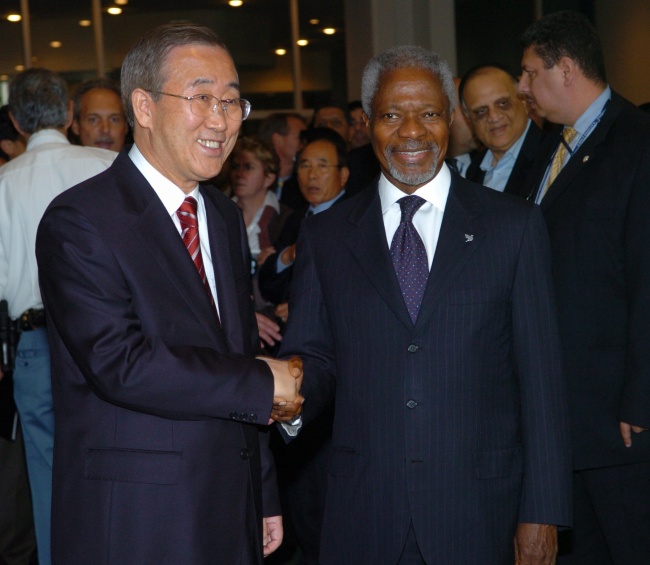 File photo taken on Oct. 13, 2006 shows then UN Secretary-General Kofi Annan shaking hands with his successor Ban Ki-moon in New York.  (Xinhua-Yonhap)