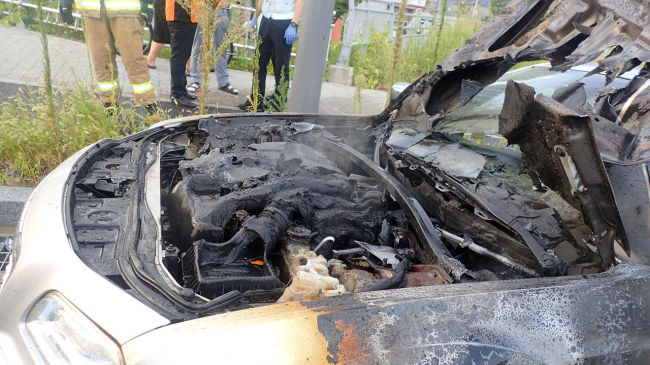 Chrysler 300C sedan burnt due to engine fire in Daejeon on Saturday (Daejeon Jungbu Fire Station)