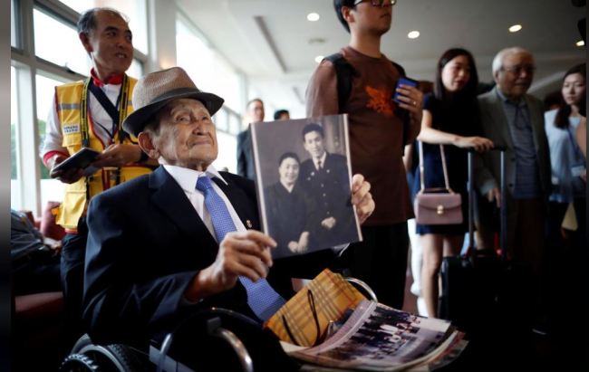 A man who has been selected as a participant for a reunion holds an old picture at a hotel used as a waiting place in Sokcho, Gangwon Province on Aug. 19. (Reuters)