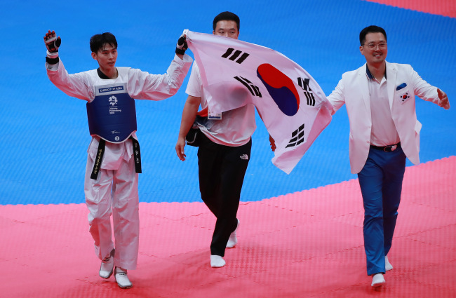 Kim Tae-hun and coaching staff celebrate his gold medal at the Asian Games on Monday. Yonhap
