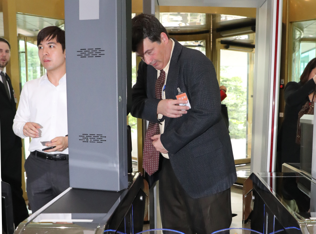 Mark Lambert, acting deputy assistant secretary of state for Korea, enters the Ministry of Foreign Affairs in Seoul on Friday for talks with South Korean diplomats. (Yonhap)