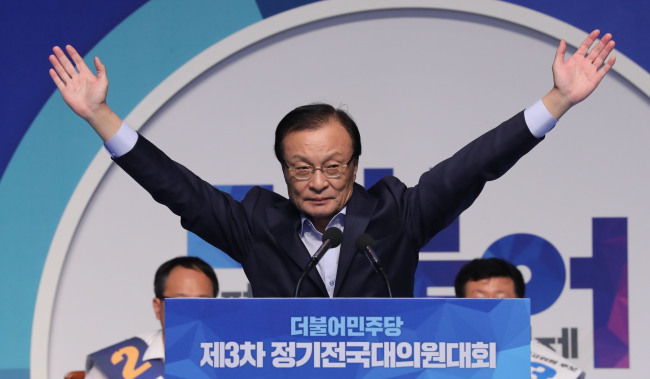 Former Prime Minister Lee Hae-chan reacts after being elected the ruling party's new leader at a party convention on Saturday. (Yonhap)