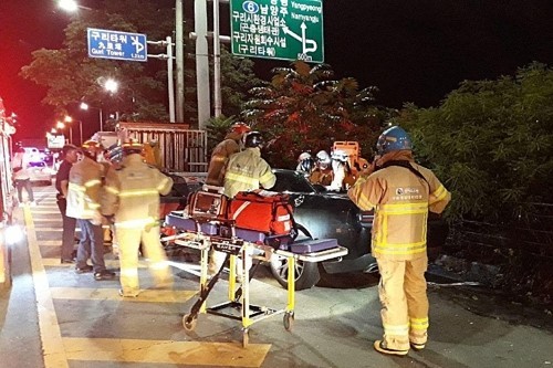 Firefighters respond to Monday’s car accident involving the drunken driving of the husband of actress Park Hae-mee. (Guri Police)
