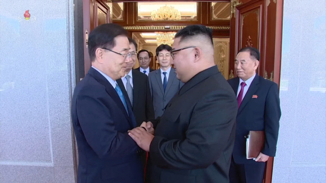 National Security Office chief Chung Eui-yong(left) shakes hands with North Korea`s leader Kim Jong-un. Yonhap