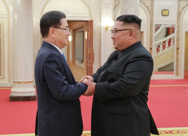 Chung Eui-yong, head of the presidential National Security Office, shakes hands with North Korean leader Kim Jong-un in Pyongyang on Wednesday. (Yonhap)