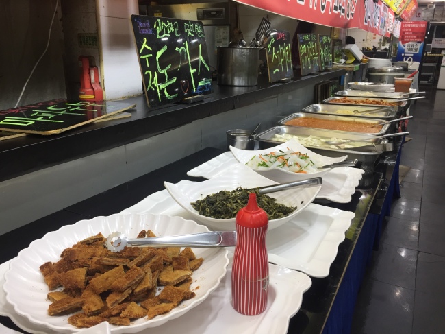 All-you-can-eat restaurants in Noryangjin offer more than 20 dishes in Korean, Japanese, Chinese and Western cuisines (Park Ju-young / The Korea Herald)