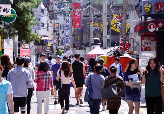 People walk down a busy street of Noryangjin on a Tuesday afternoon. (Park Hyun-koo/The Korea Herald)