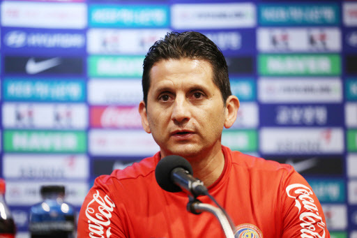 Costa Rica`s interim football coach Ronald Gonzalez speaks during a press conference at Goyang Stadium in Goyang, north of Seoul, on Sept. 6, 2018, one day ahead of his team`s friendly football match against South Korea. (Yonhap)