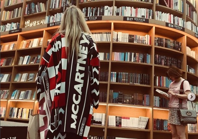 The singer looks up at the tall bookshelves at Starfield Library in southern Seoul. (Ellie Goulding's Instagram)