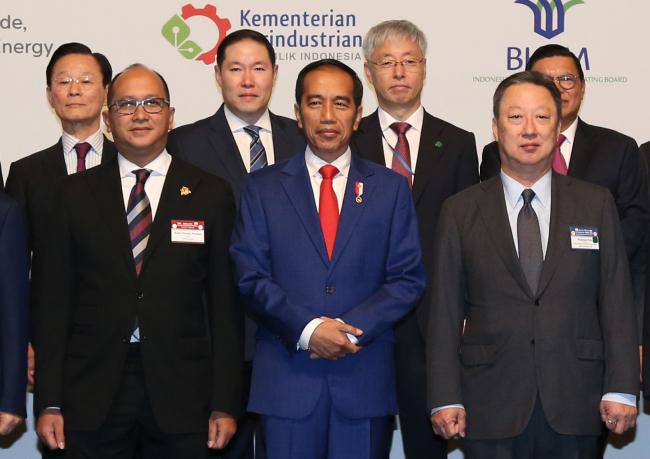 Indonesian President Joko Widodo (center, front) and Korea Chamber of Commerce and Industry Chairman Park Yong-maan (front, right) pose for photos at the Indonesia-Korea Business and Investment Forum held at Lotte Hotel in Seoul on Monday. (KCCI)