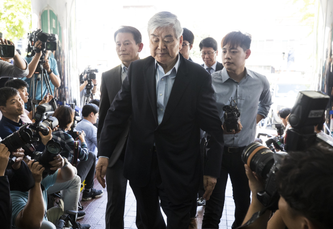 Korean Air Chairman Cho Yang-ho appears at the Seoul Metropolitan Police Agency to undergo police questioning on Wednesday. (Yonhap)