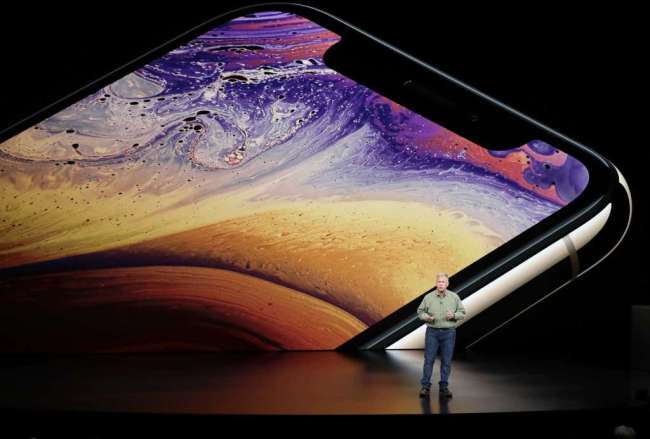 Phil Schiller, Apple senior vice president of worldwide marketing, shows the pricing of the new iPhone Xs Max during an event to announce new products Wednesday. (AP-Yonhap)